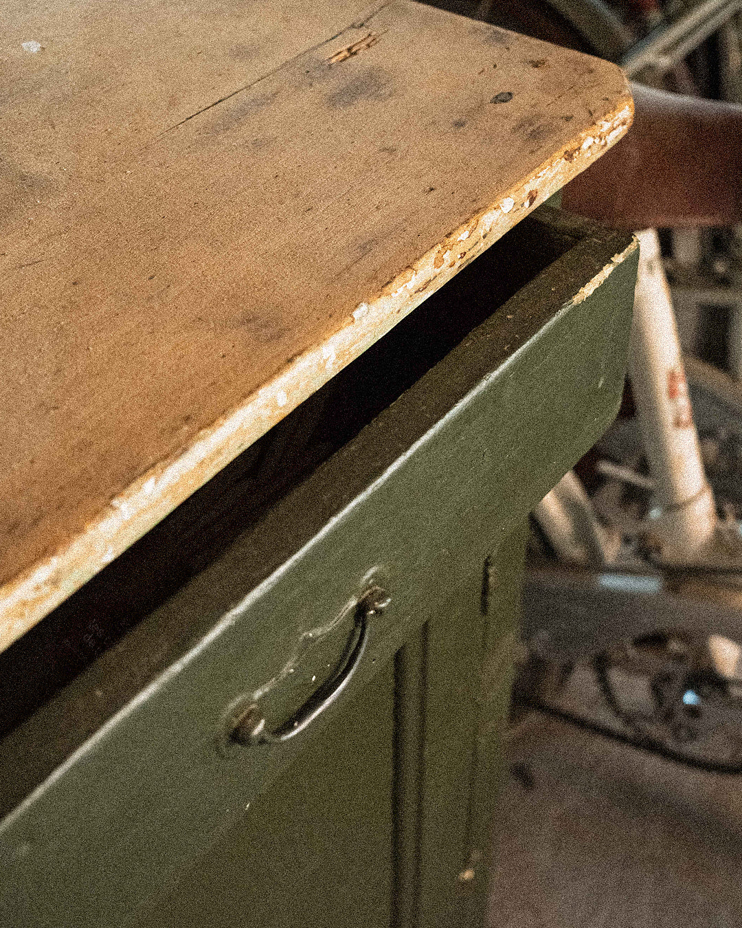 Buffet parisien Le Roi des Oiseaux en bois avec portes et tiroirs, style classique et élégant, vue de l'ensemble.
