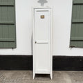 Armoire en bois de style vestiaire de la marque Le Roi des Oiseaux, avec portes et poignées élégantes.
