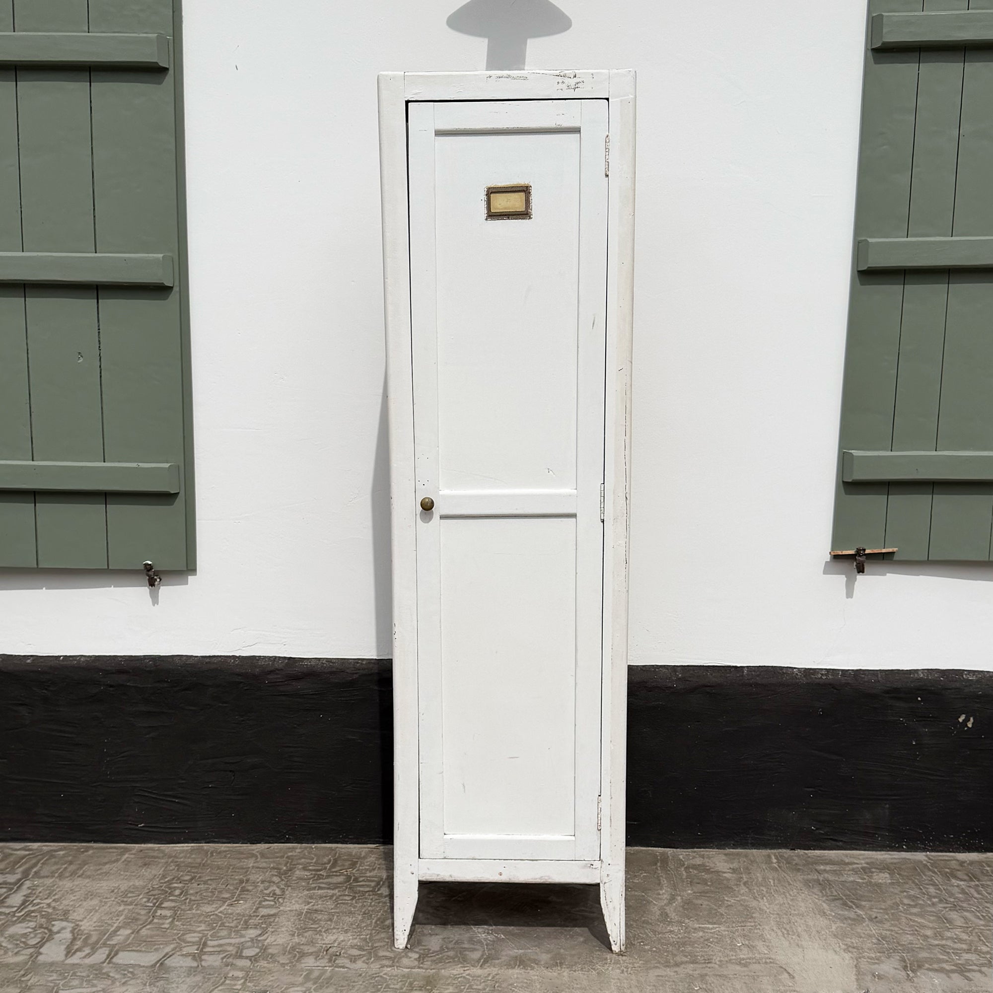 Armoire en bois de style vestiaire de la marque Le Roi des Oiseaux, avec portes et poignées élégantes.