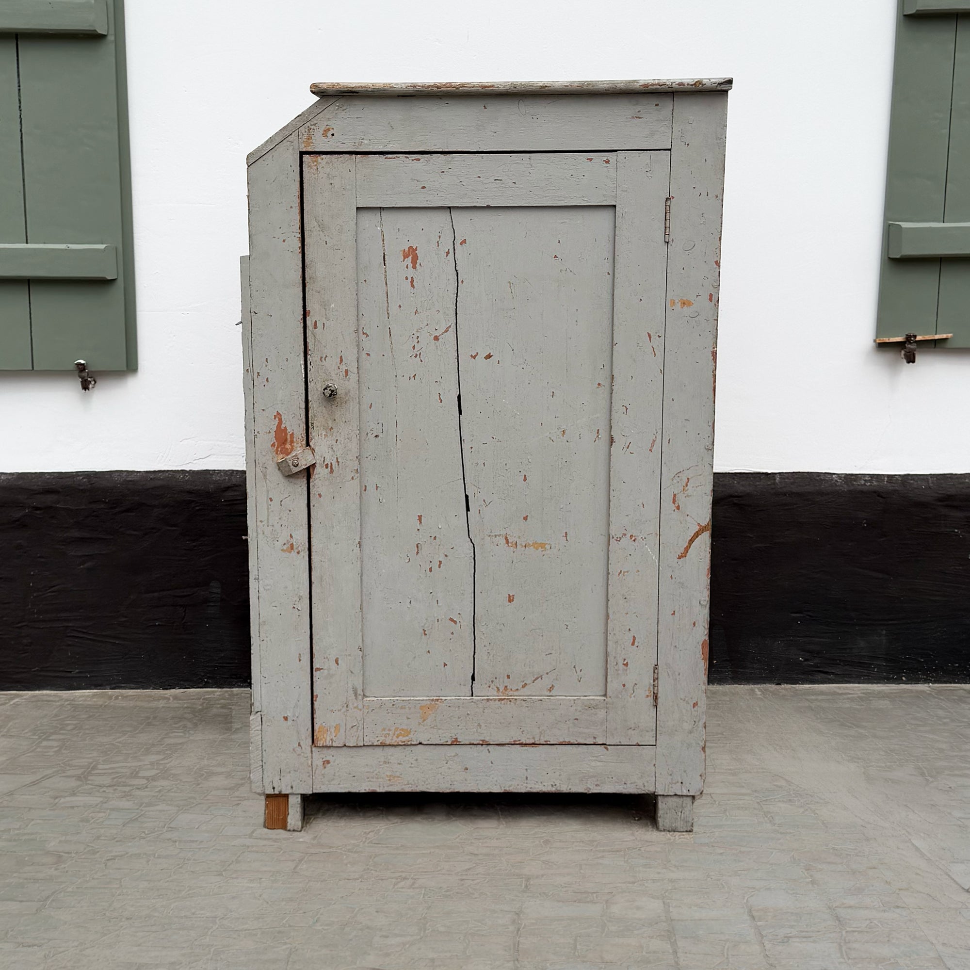 Bonnetière en bois de style rustique signée Le Roi des Oiseaux, avec portes vitrées et compartiments pour rangement.