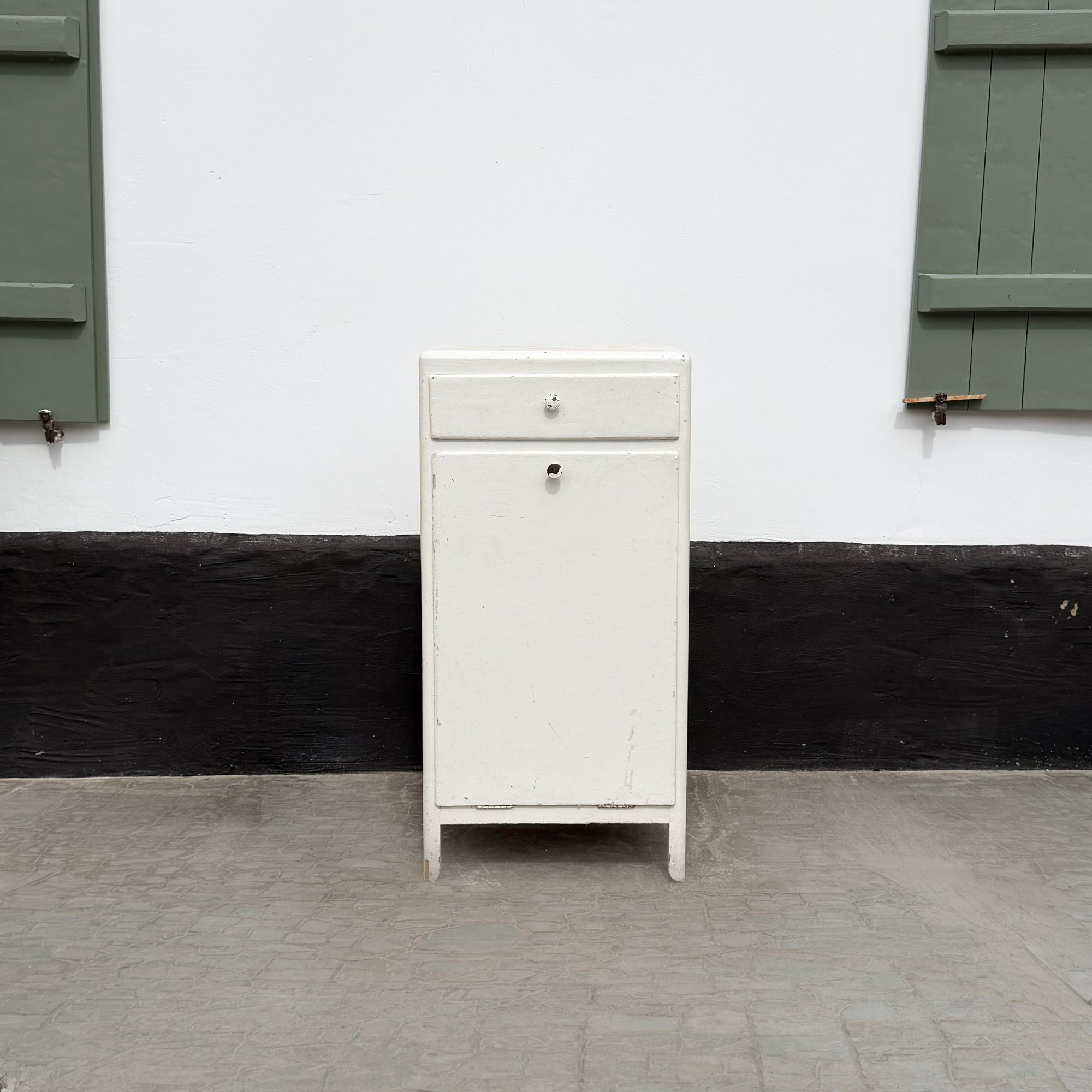 Meuble à abattant Le Roi des Oiseaux pour rangement, en bois clair avec porte et espace de stockage visible.