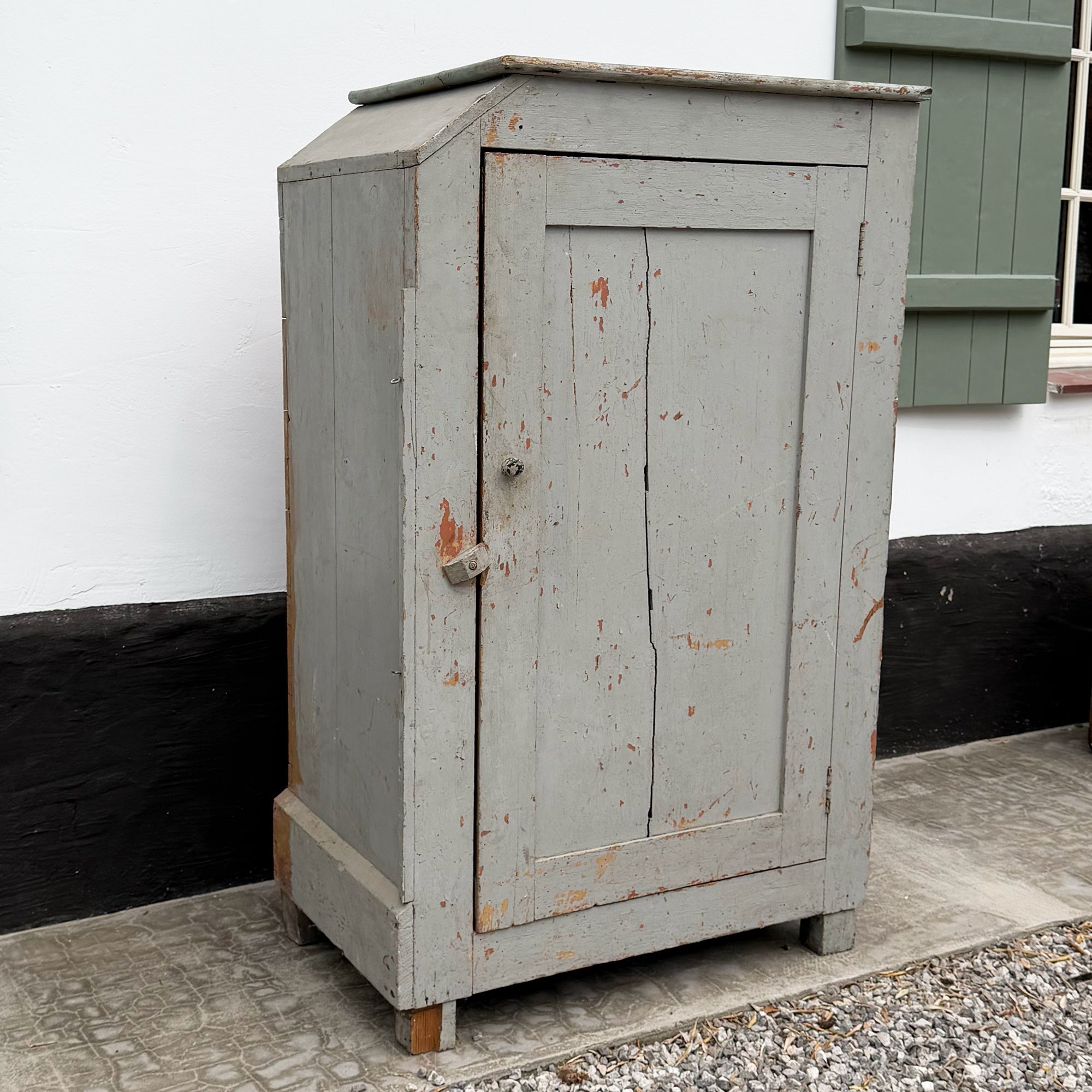 Bonnetière en bois de style rustique de la marque Le Roi des Oiseaux, avec portes et étagères pour rangement.