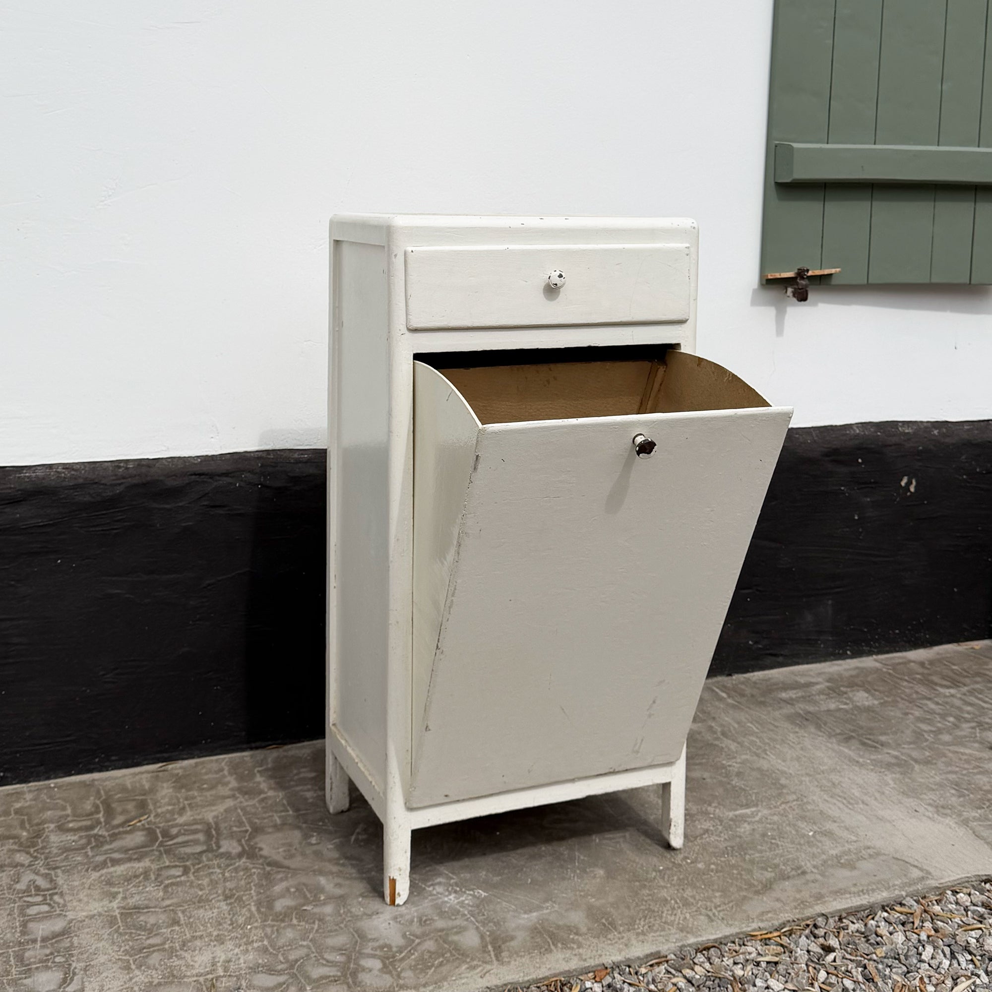 Meuble à abattant Le Roi des Oiseaux pour rangement, en bois avec portes et espace intérieur visible.