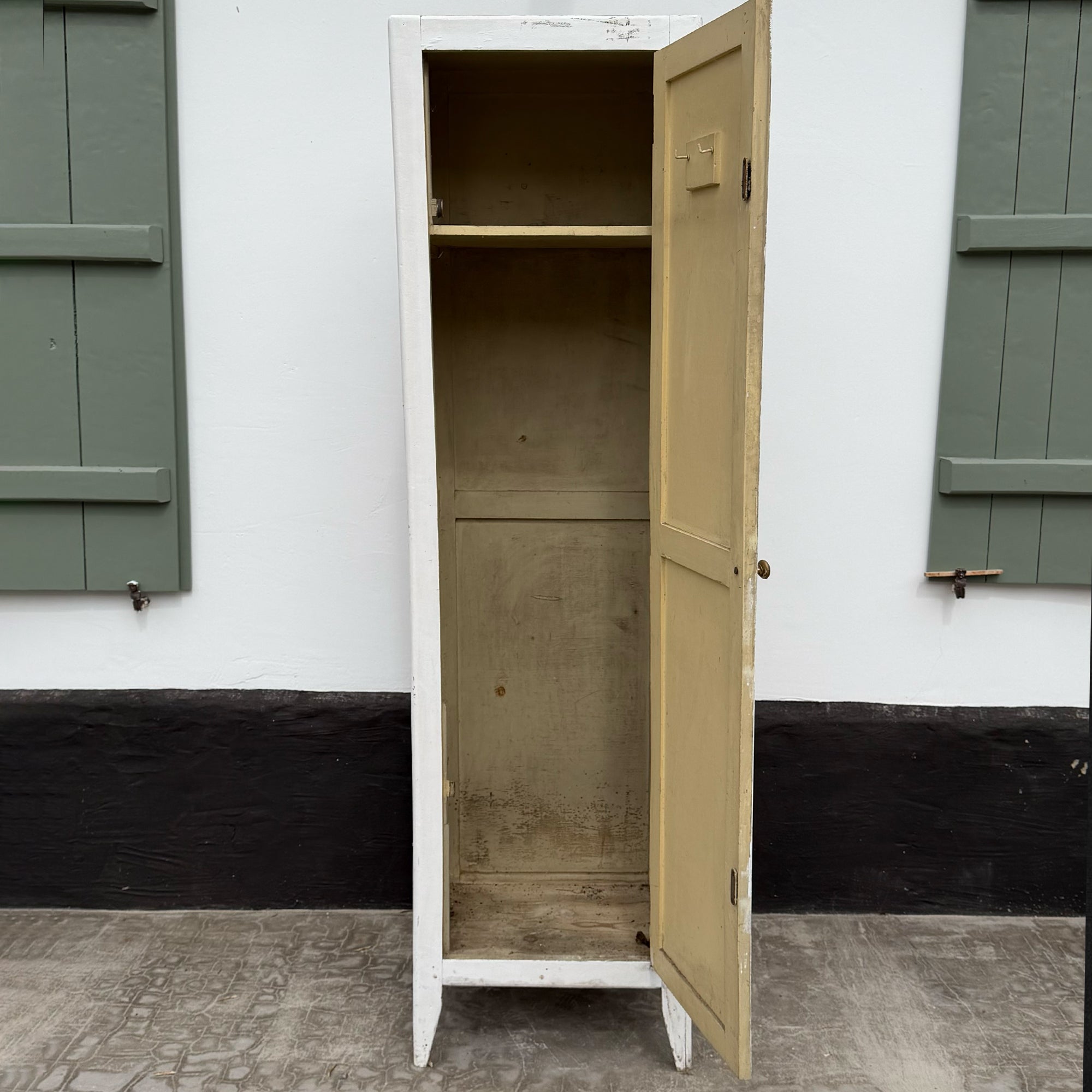 Vestiaire Le Roi des Oiseaux en bois avec portes vitrées, intérieur organisé pour vêtements et accessoires.