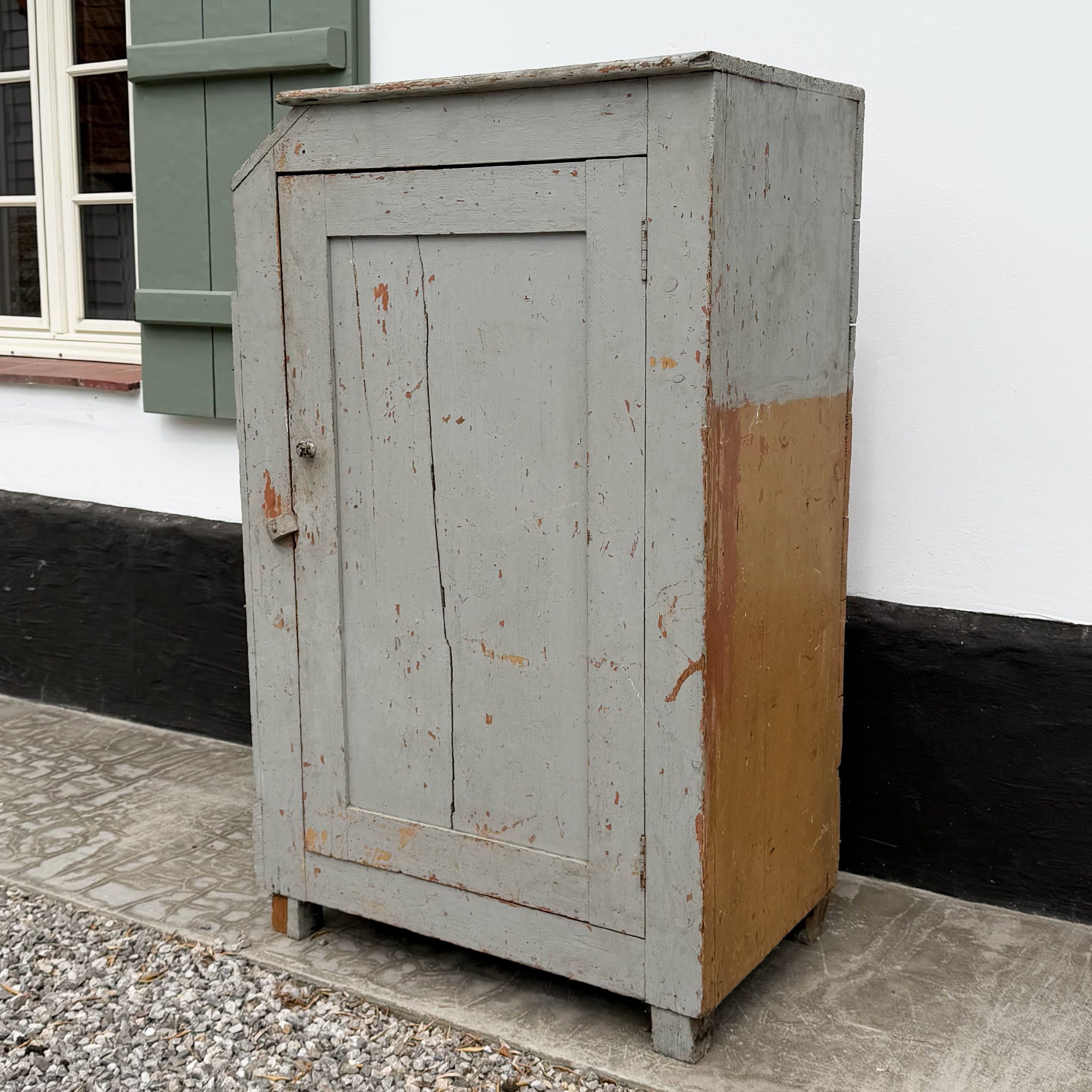 Bonnetière en bois naturel de la marque Le Roi des Oiseaux avec portes vitrées et rangement intérieur.
