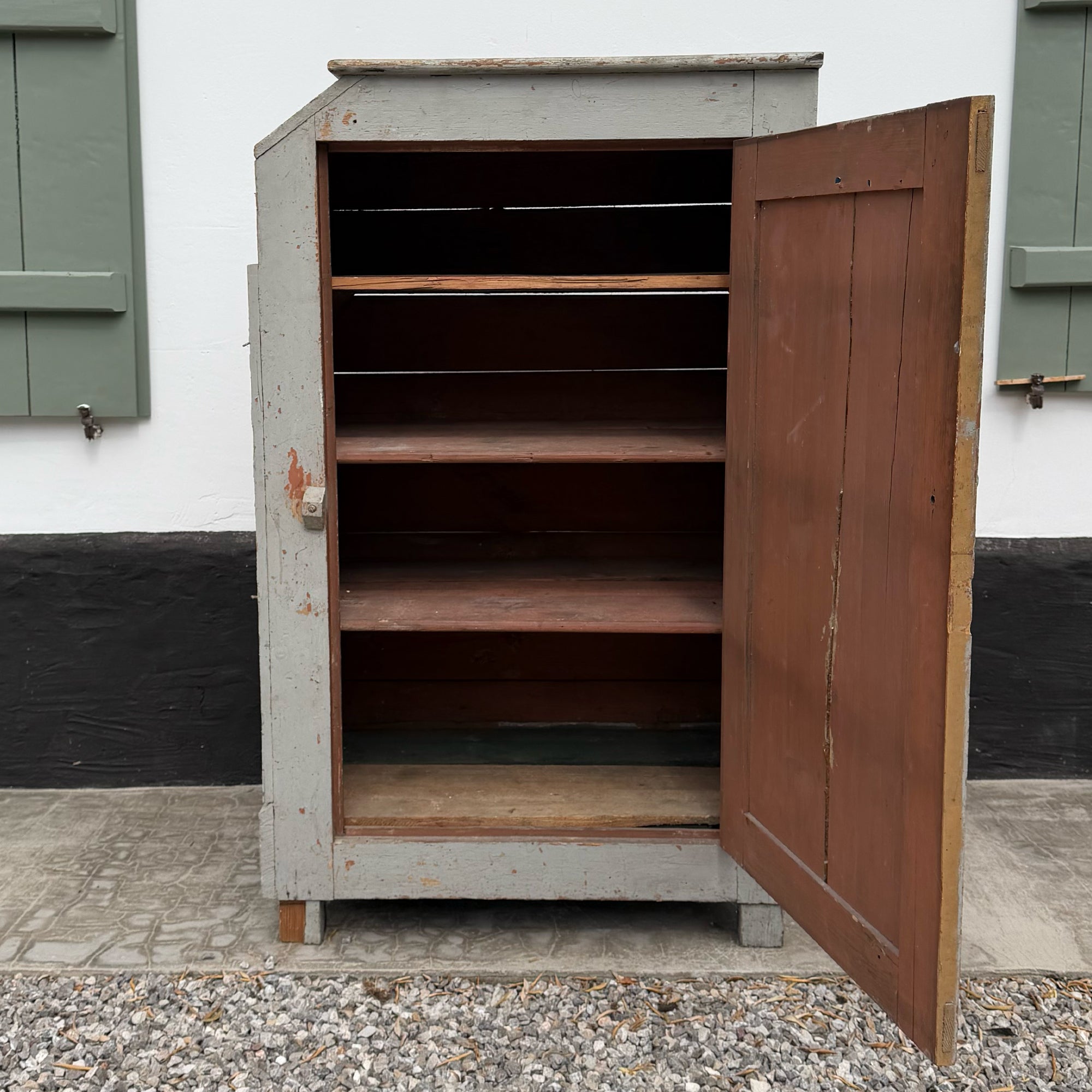 Bonnetière en bois Le Roi des Oiseaux avec portes vitrées et étagères pour stockage de linge ou vaisselle.